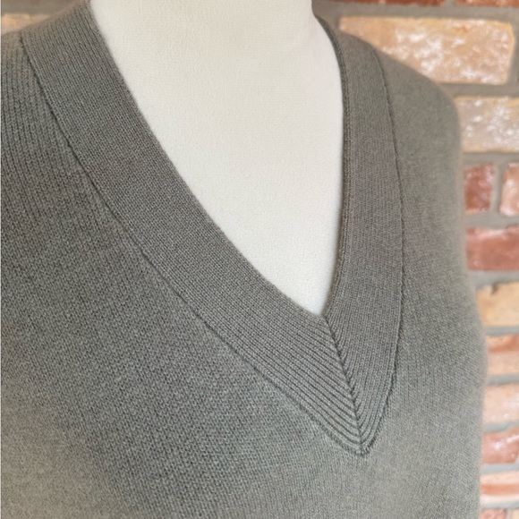 Club Monaco Women's Cashmere V-neck Oversized Sweater Vest in Thyme size Large - Picture 7 of 10